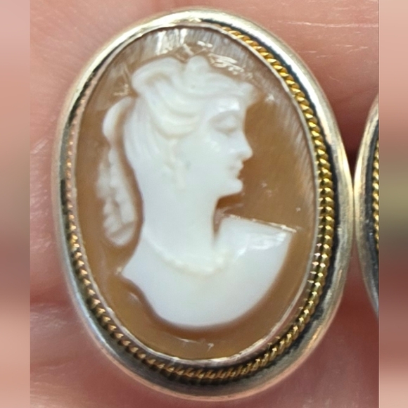 Vintage Cameo Womens Silver Screwback Earrings Hand Carved White On Light Brown - Picture 2 of 10